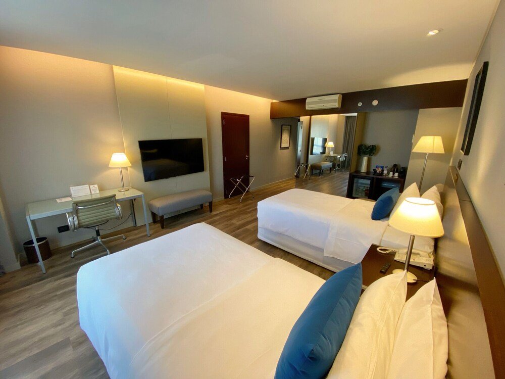 Hotelzimmer mit zwei Betten und Schreibtisch