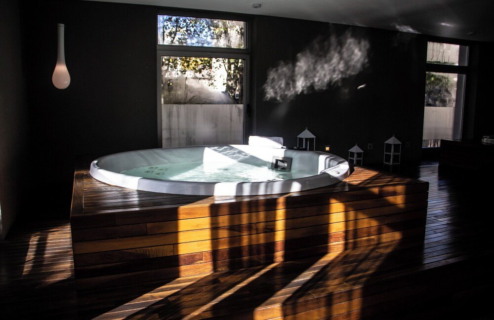 Salle de spa avec bain à remous à l'Almarena Madero Urbano