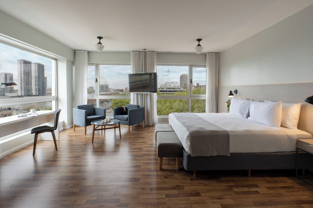 Chambre d'hôtel avec grand lit et télévision