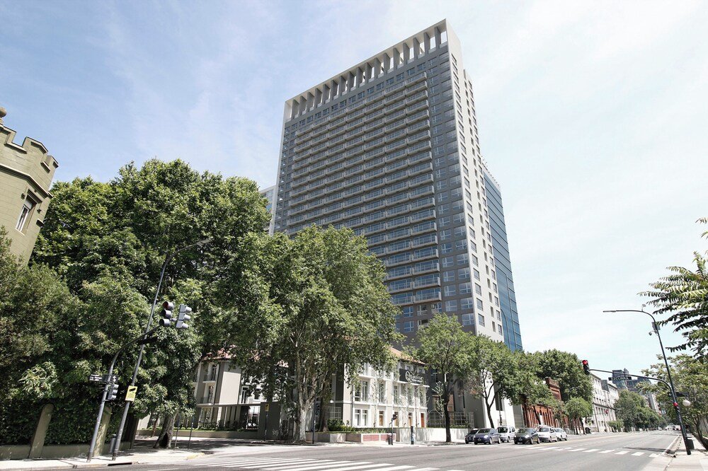 Haut immeuble hôtelier moderne à façade quadrillée