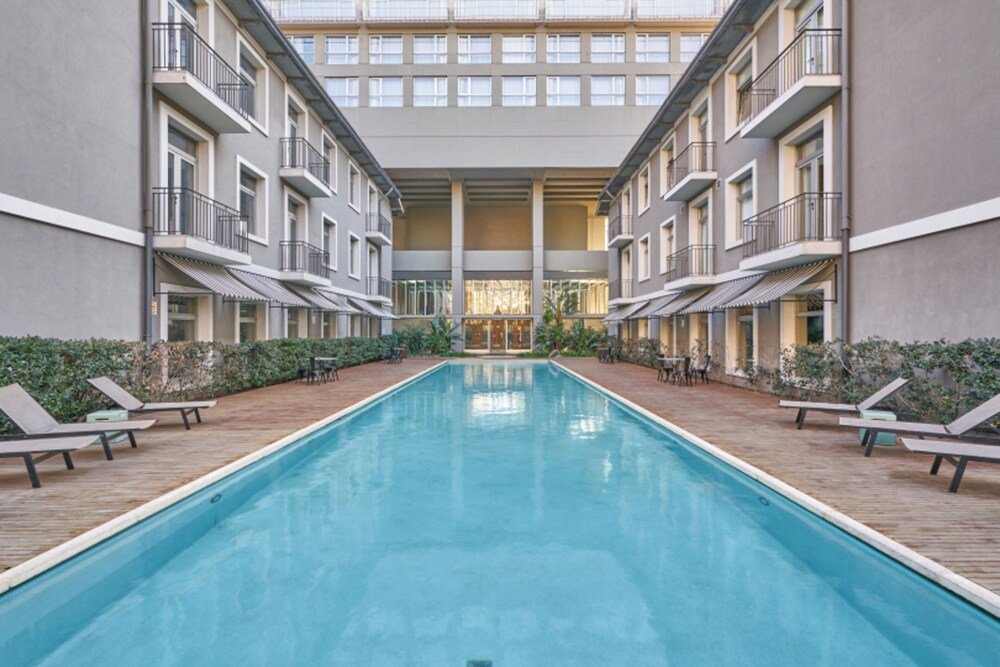 Espace piscine avec chaises longues à l'hôtel