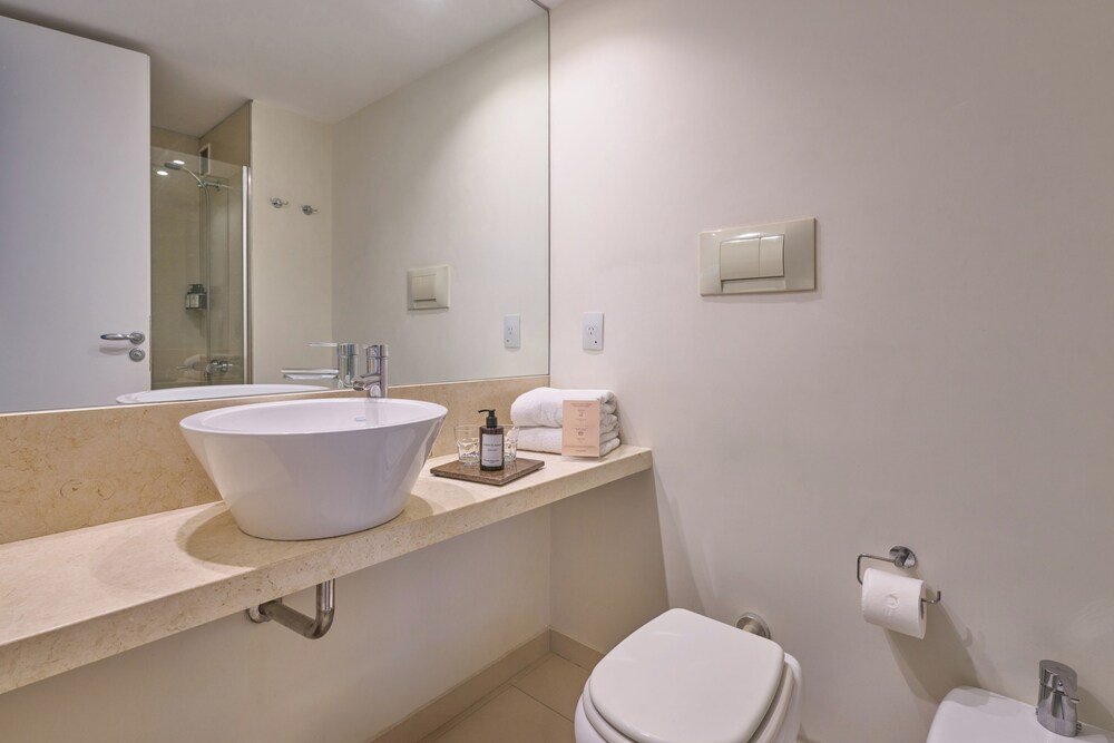 Salle de bains avec grand lavabo blanc dans une chambre