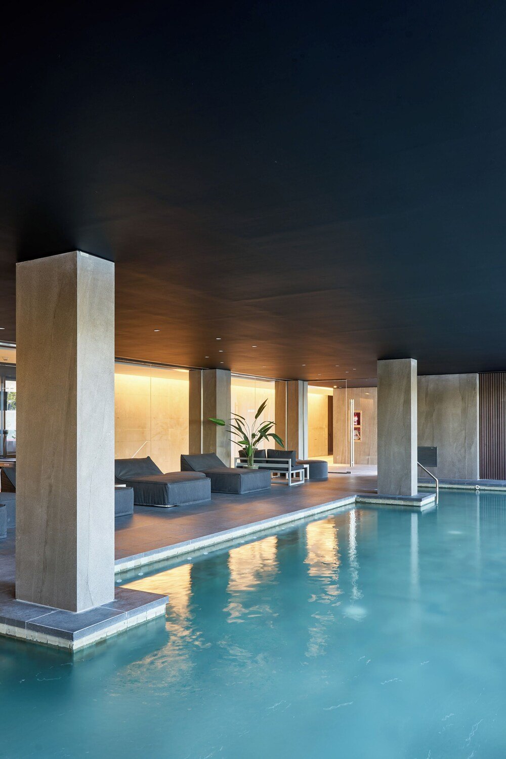 Hallenbadbereich mit Betonwänden und modernem Design
