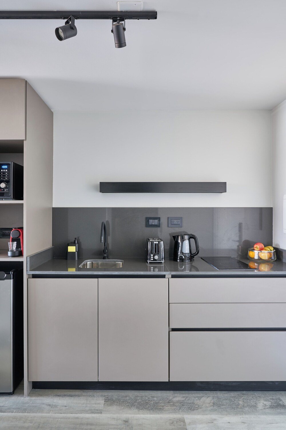 Moderne Küche mit Edelstahlgeräten in einem Apartment