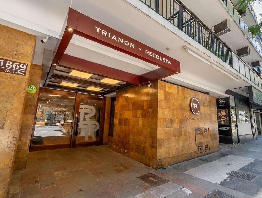 Exterior of Aparthotel Trianon Recoleta with a prominent entrance