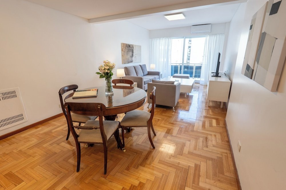 Modernes Wohnzimmer mit Essbereich in einem Apartment