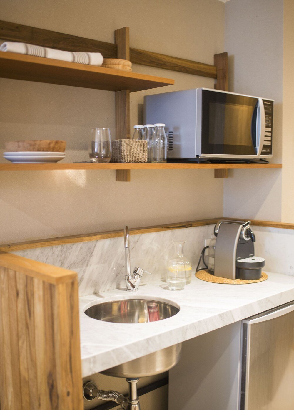 Hotelzimmer mit Holztrennwand in der Suite