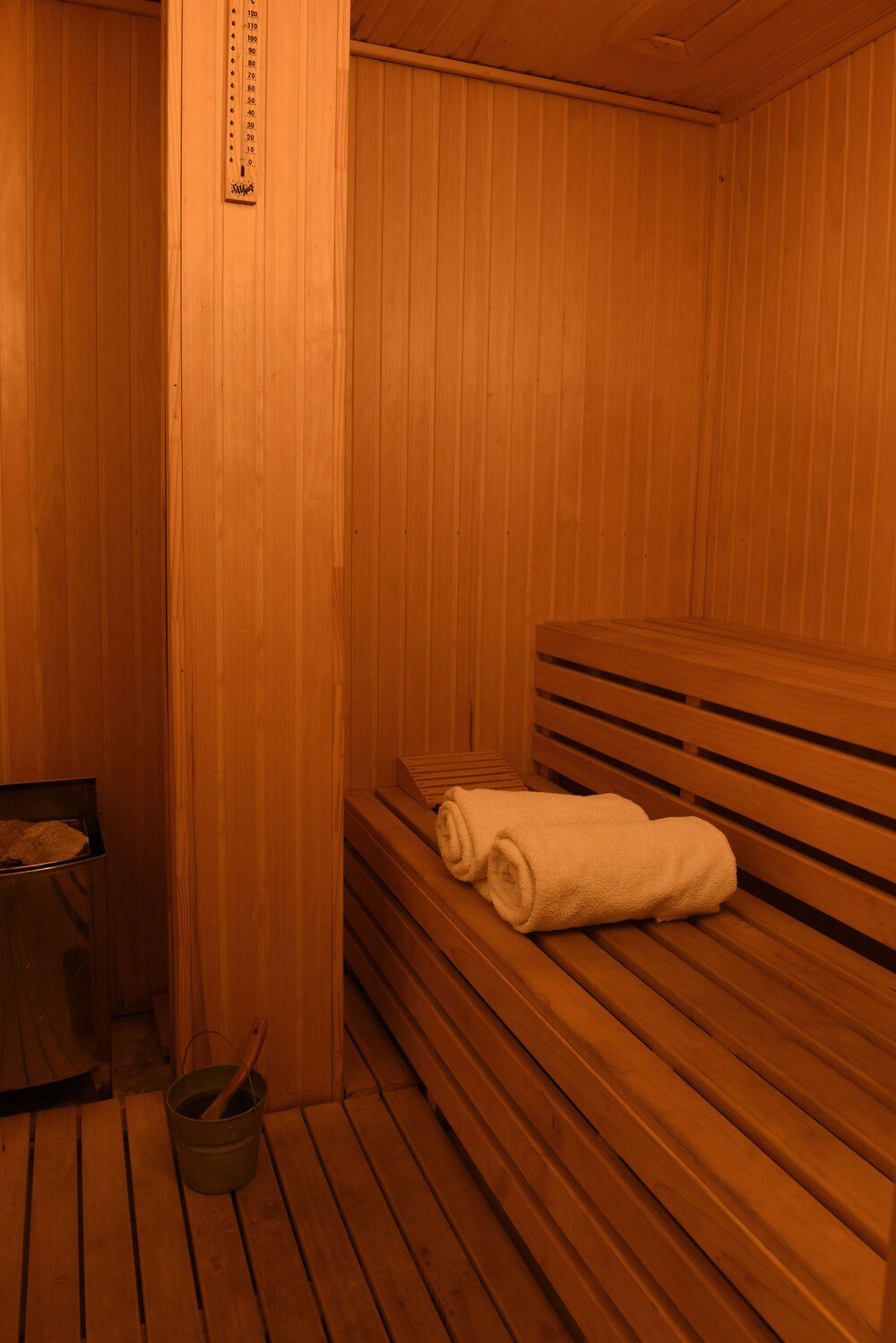Sauna com bancos de madeira no hotel em Belgrano