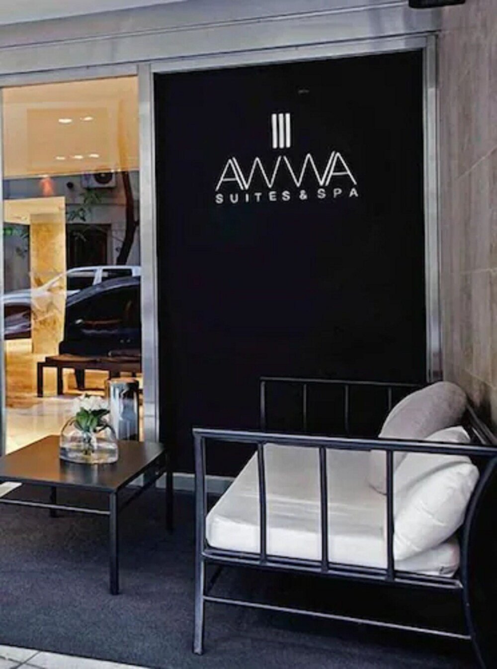 Moderne Hotellobby mit Glasfassade