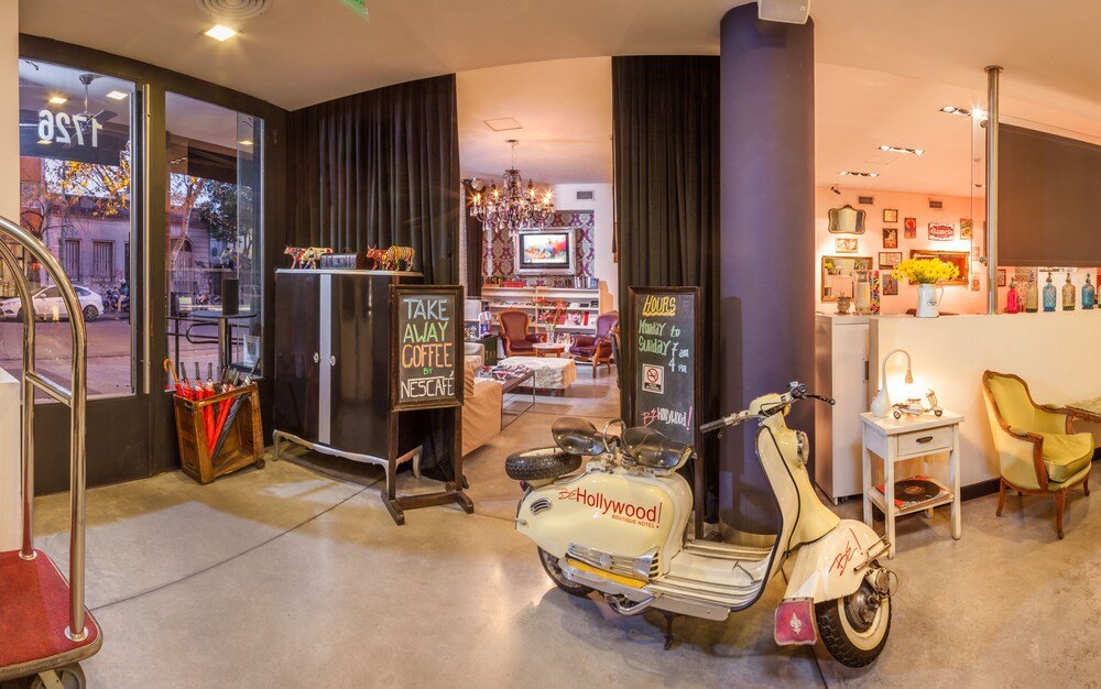 Hall d'hôtel avec un scooter d'époque au Be Hollywood