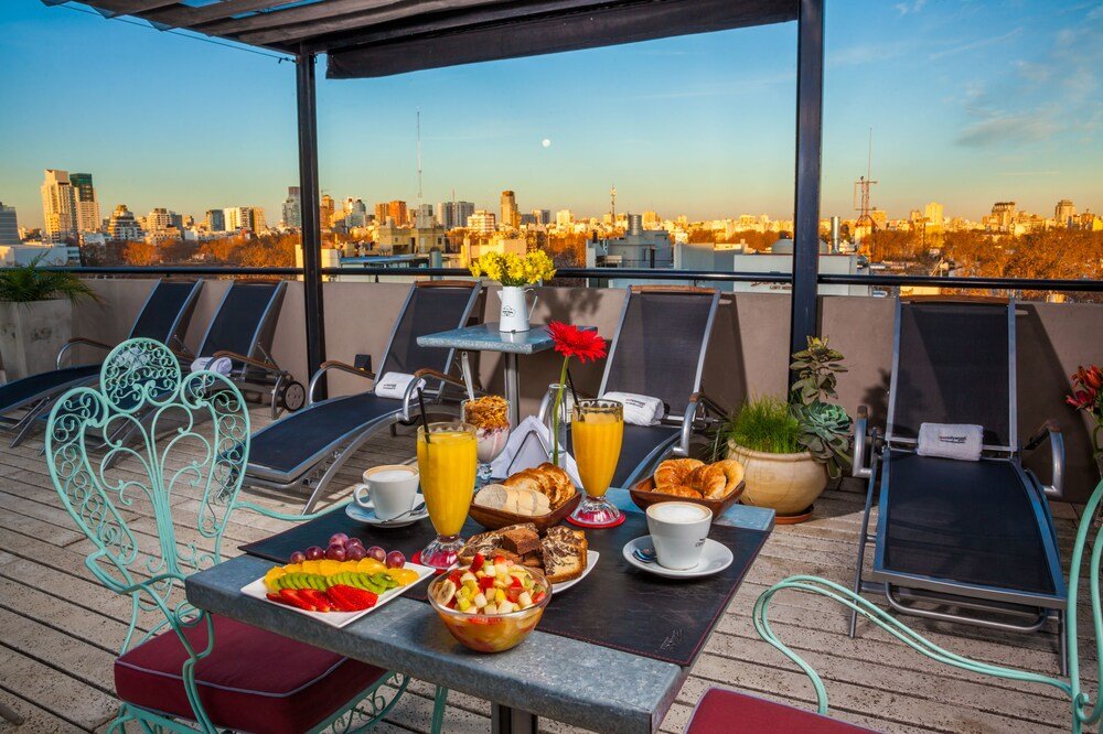 Toit-terrasse avec tables de restaurant au Be Hollywood