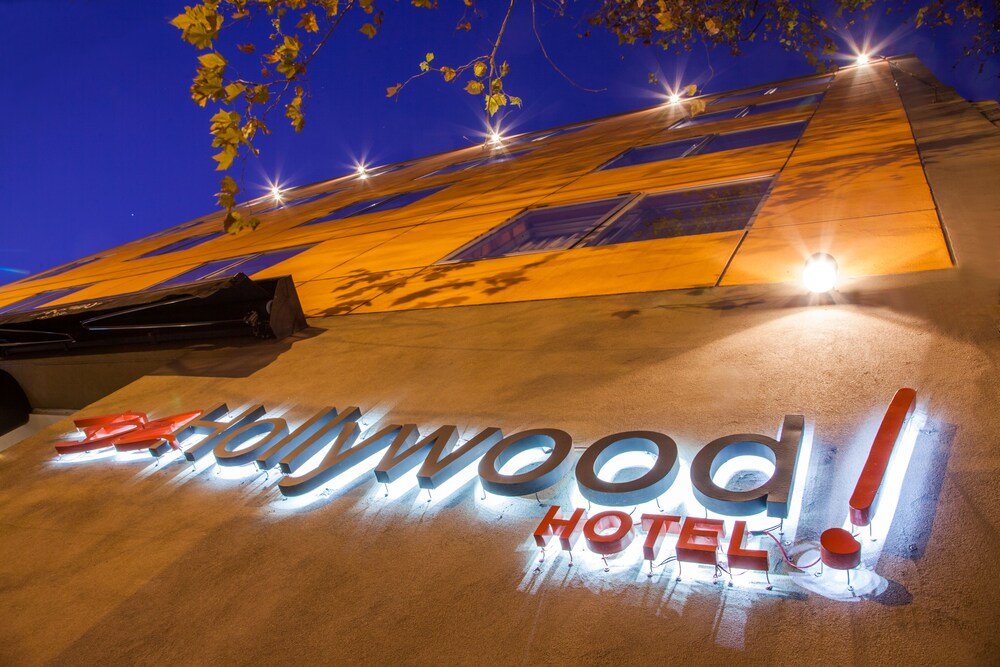 Enseigne lumineuse Hollywood Hotel à l'entrée de l'hôtel