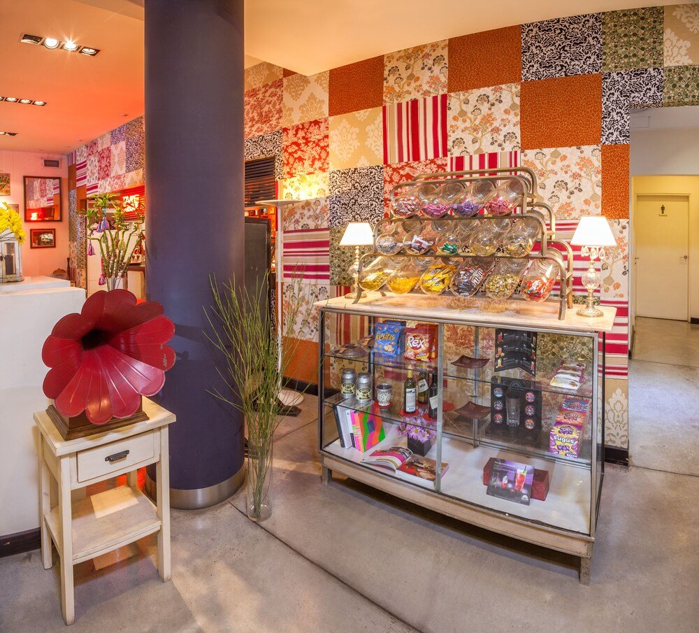 Hall d'hôtel avec un mur décoratif à Palermo