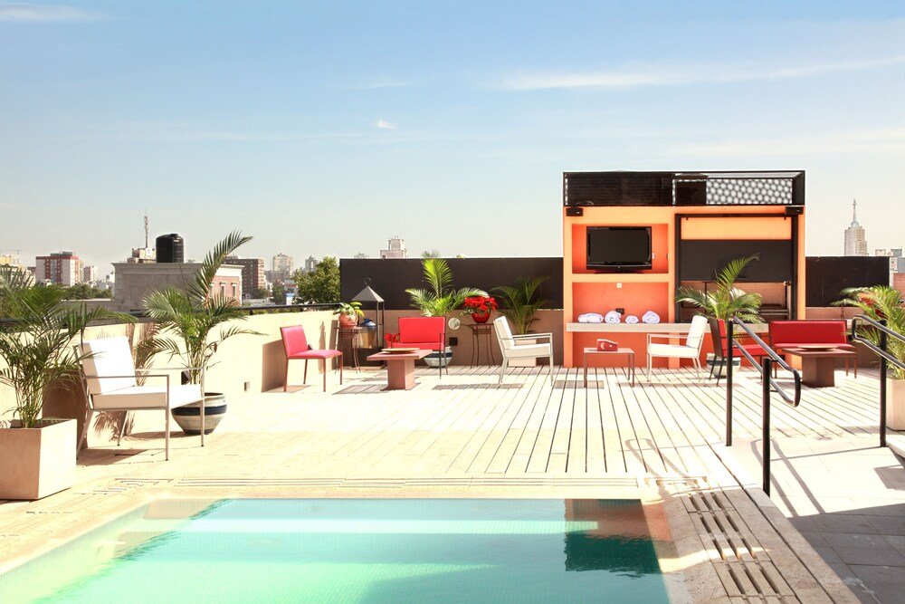 Piscine sur le toit avec transats à l'hôtel