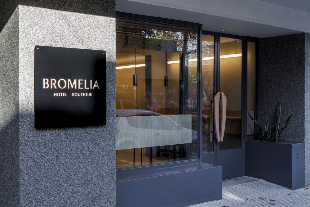 Modern entrance of Bromelia Hotel Boutique with the hotel sign