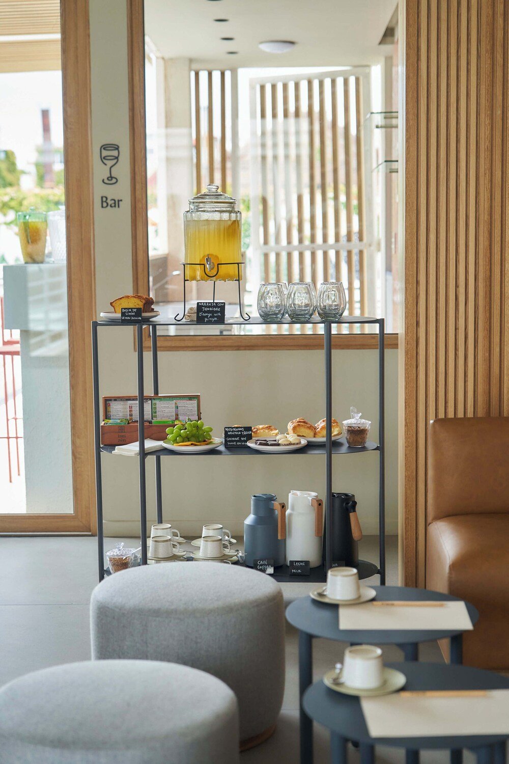 Coin café moderne avec bar et sièges à l'hôtel