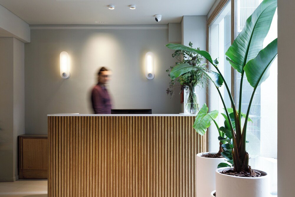 Comptoir de réception aux lattes de bois verticales dans le hall