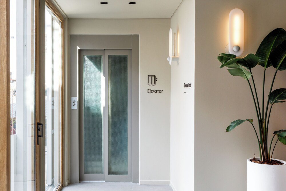 Ascenseur moderne à la porte en verre dépoli