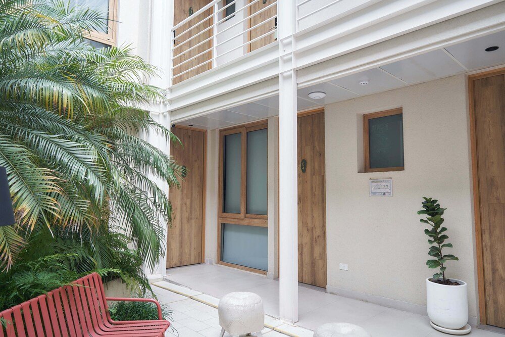Bâtiment d'hôtel moderne avec balcon