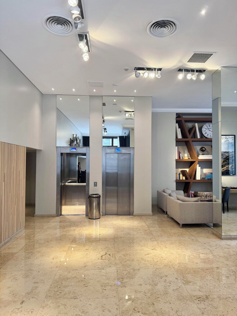 Lobby moderno com piso de mármore e recepção
