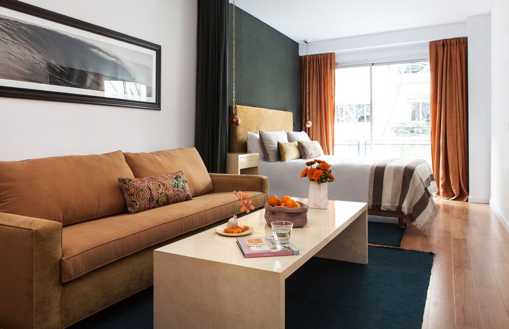 Chambre d'hôtel moderne avec canapé et lit