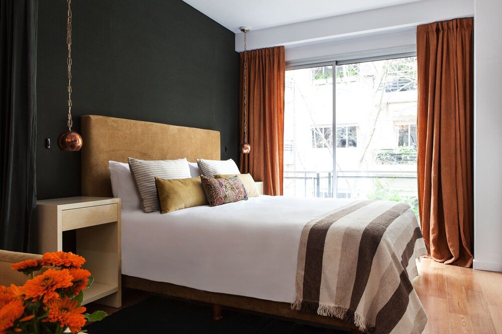 Chambre moderne avec grand lit