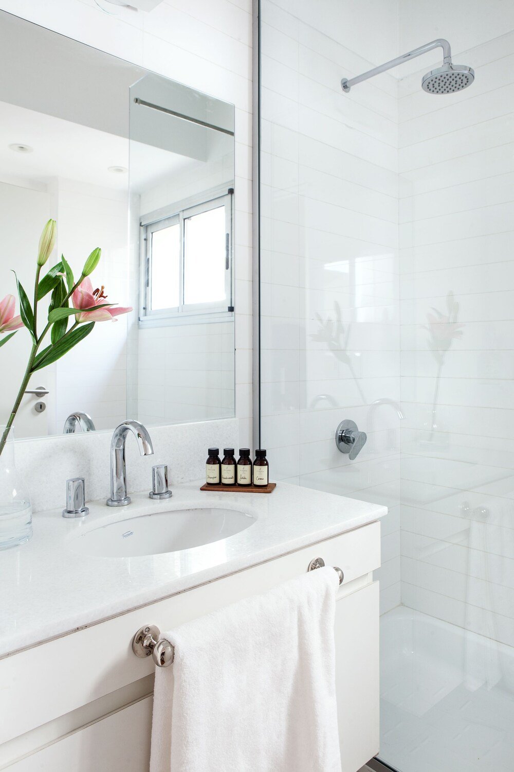 Salle de bains moderne avec meuble-vasque blanc