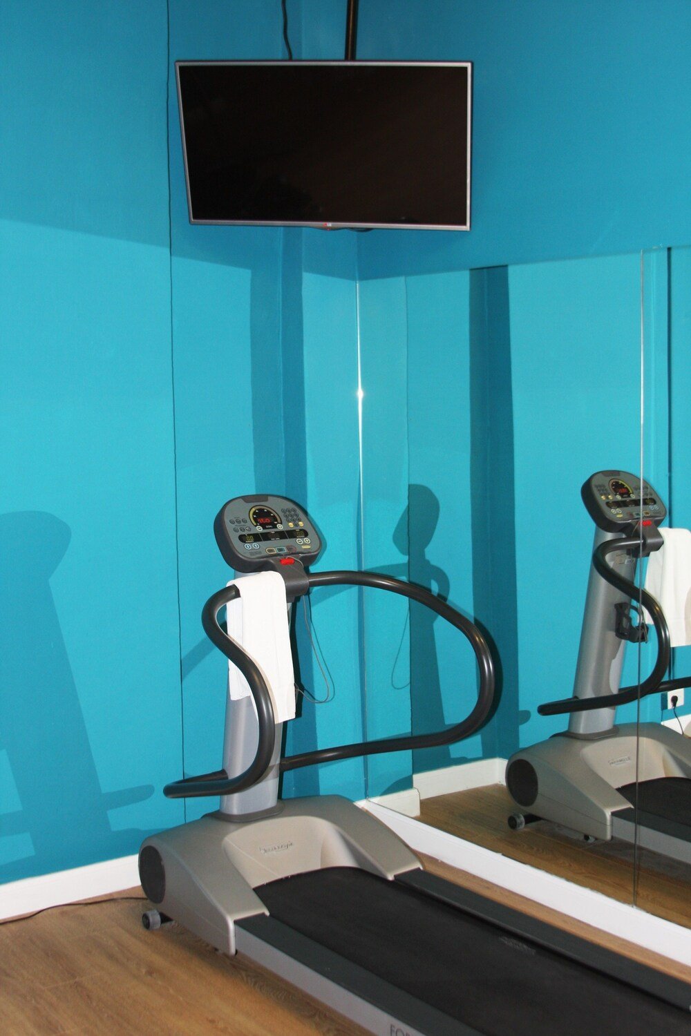 Salle de sport avec appareils de fitness