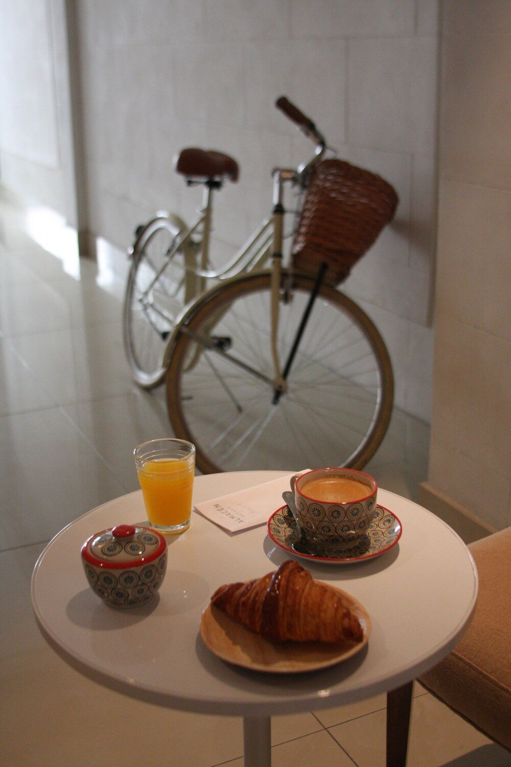 Table de petit-déjeuner avec un croissant