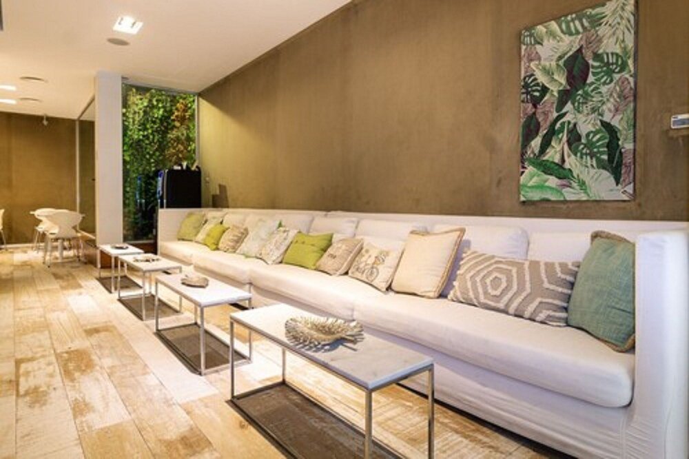 Moderner Wohnbereich mit weißem Sofa