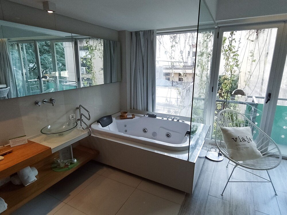 Modernes Bad mit verglaster Dusche