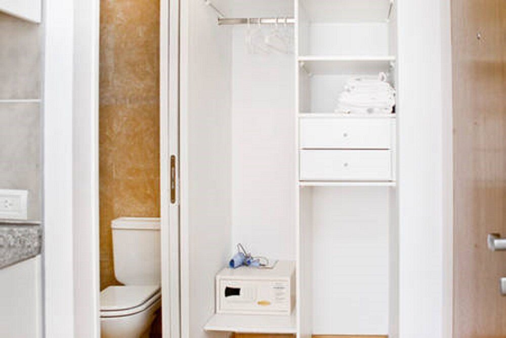 Baño blanco con mueble en una habitación de Color Botánico