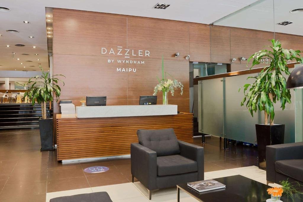 Außenansicht und Eingang des Dazzler by Wyndham Buenos Aires Maipu in Buenos Aires
