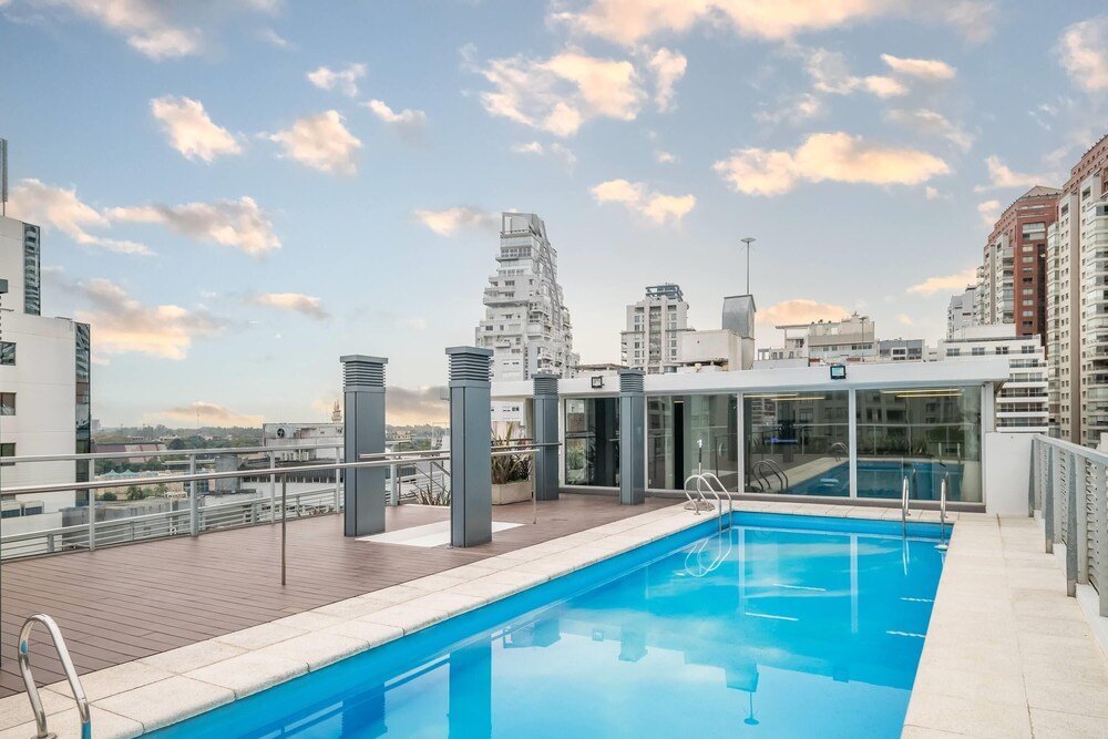 Dachpool mit Stadtblick im Dazzler by Wyndham Polo