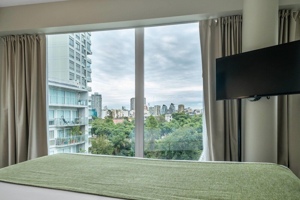 Hotelzimmer mit großem Fenster und Bett im Dazzler Polo