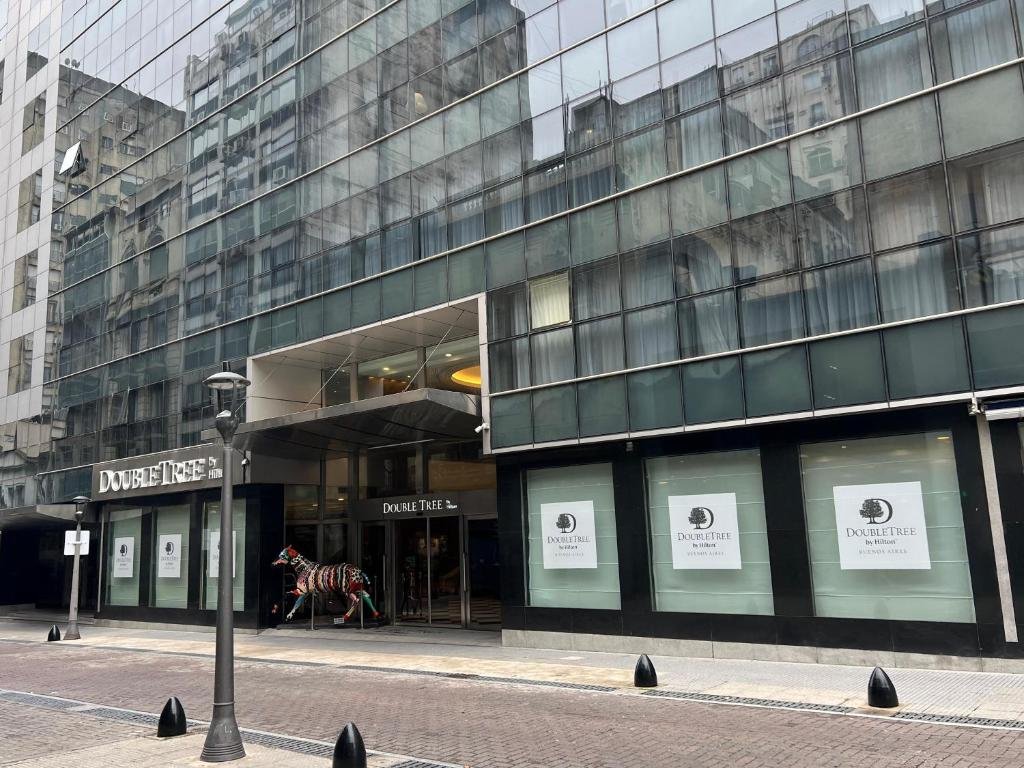 Außenansicht und Eingang des DoubleTree by Hilton Buenos Aires in Buenos Aires