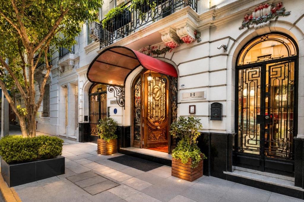 Außenpool und Patiobereich des Duque Hotel Boutique & Spa