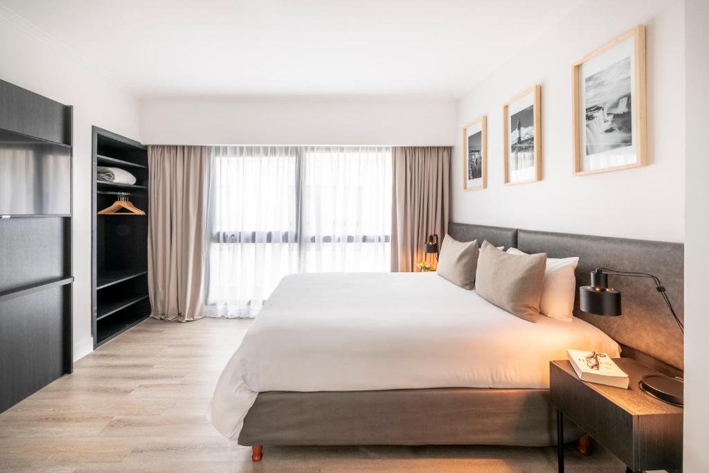 Rooms and facilities at Efe Hotel & Cowork in the city center