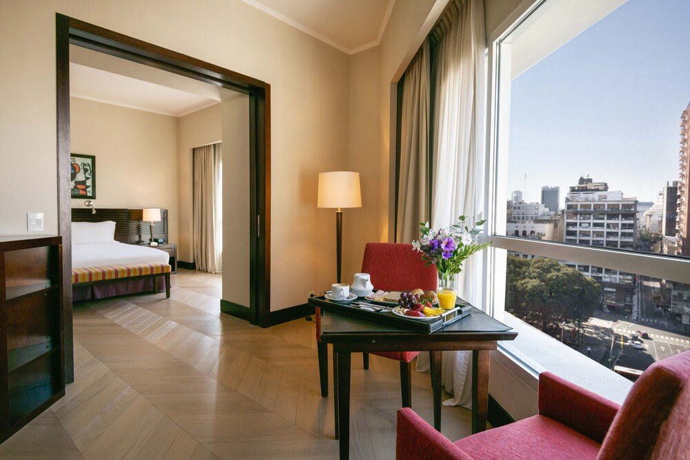 Hotel room with a bed and a dining table in Monserrat