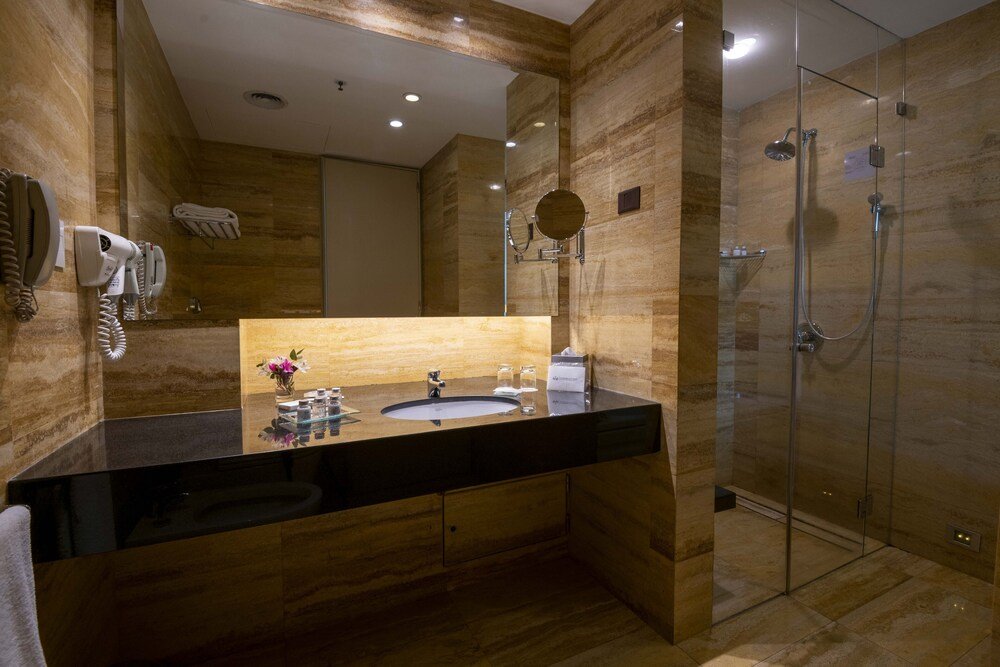 Modern bathroom with a black counter at Eurobuilding Hotel Boutique