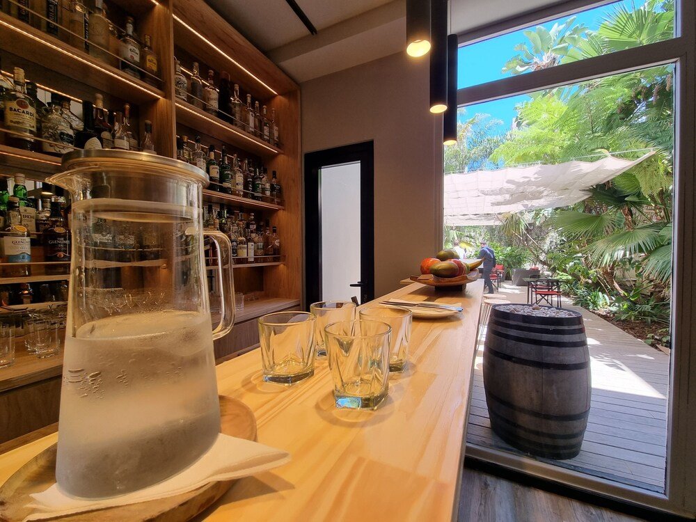 Barbereich mit großem Wasserkrug im Fierro Hotel