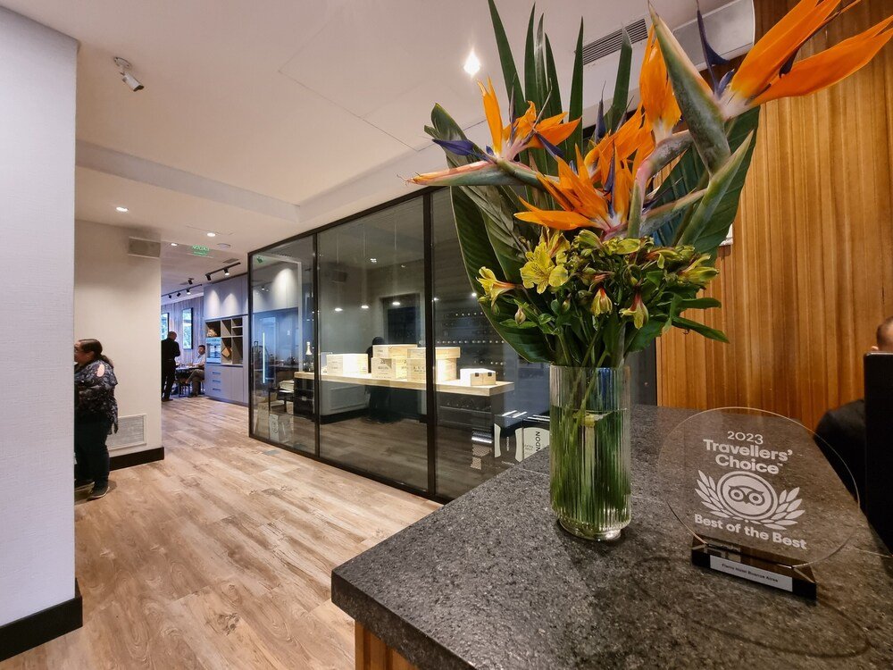 Empfangsbereich mit Blumenvase im Fierro Hotel Buenos Aires