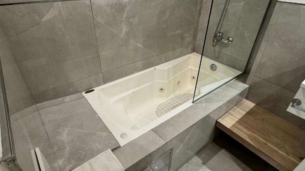 Bad und Zimmerdetails im Gardi Hotel & Suites in Buenos Aires