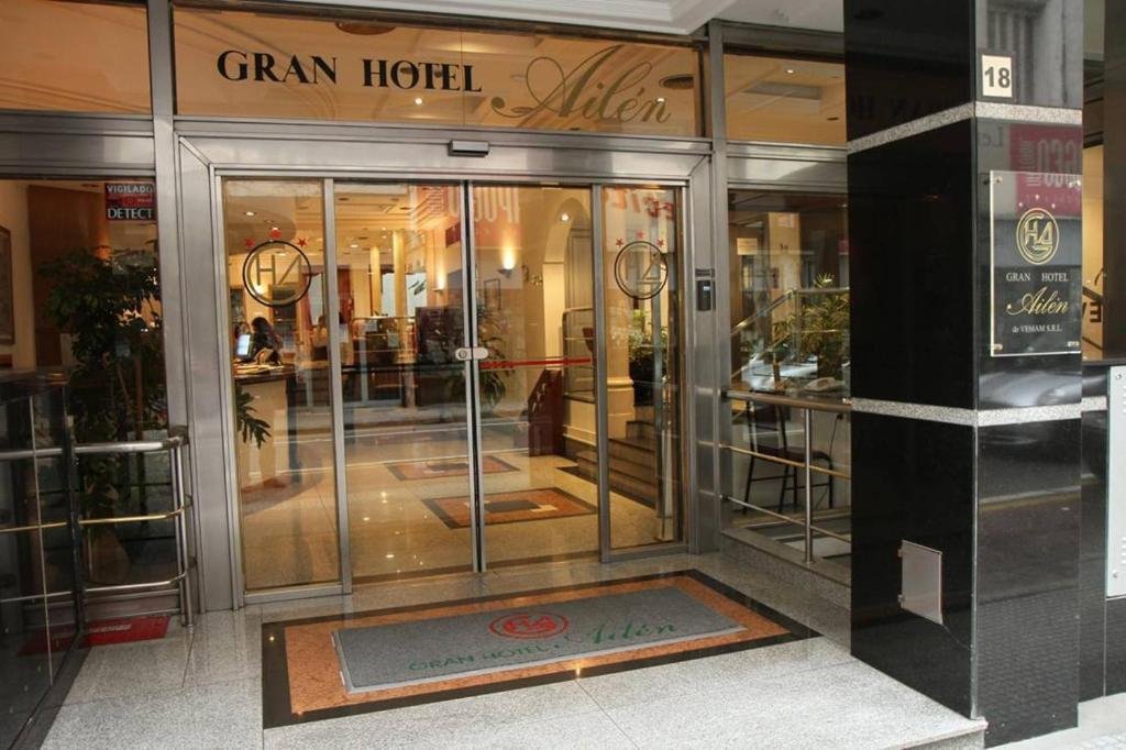 Hotel exterior and entrance of Gran Hotel Ailen