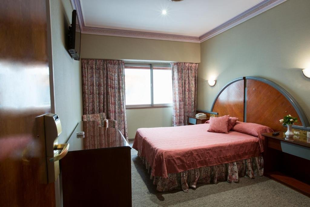 Interior spaces and amenities at Gran Hotel Ailen