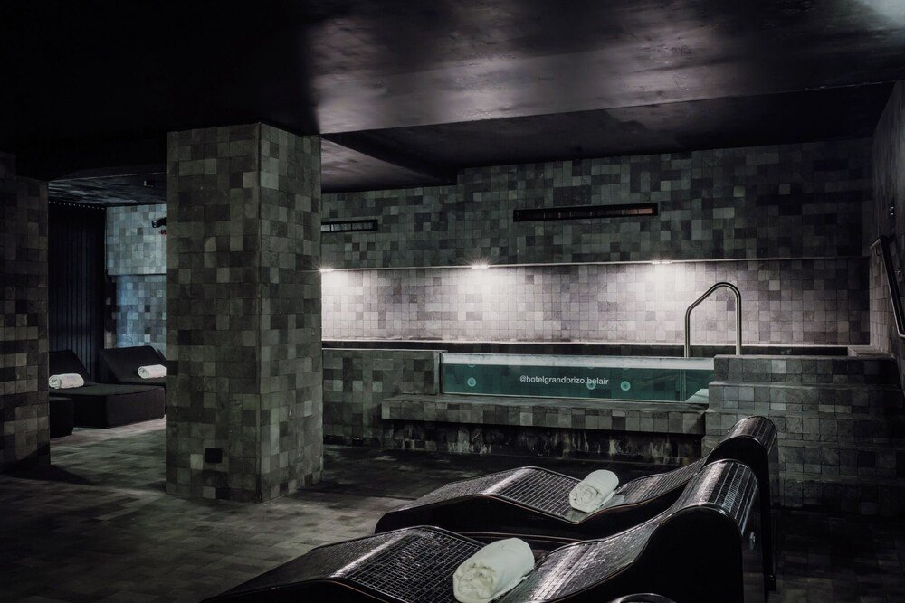 Área do spa com macas de massagem no spa Estado Puro