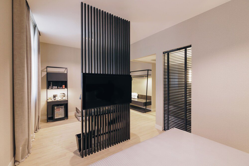 Quarto moderno com TV de tela plana no Grand Brizo Bel Air
