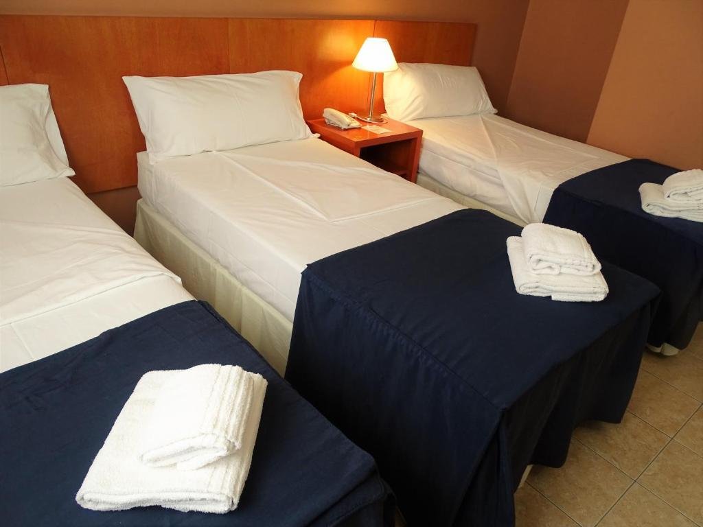 Dormitório com banheiro privativo no Hotel UTHGRA de las Luces