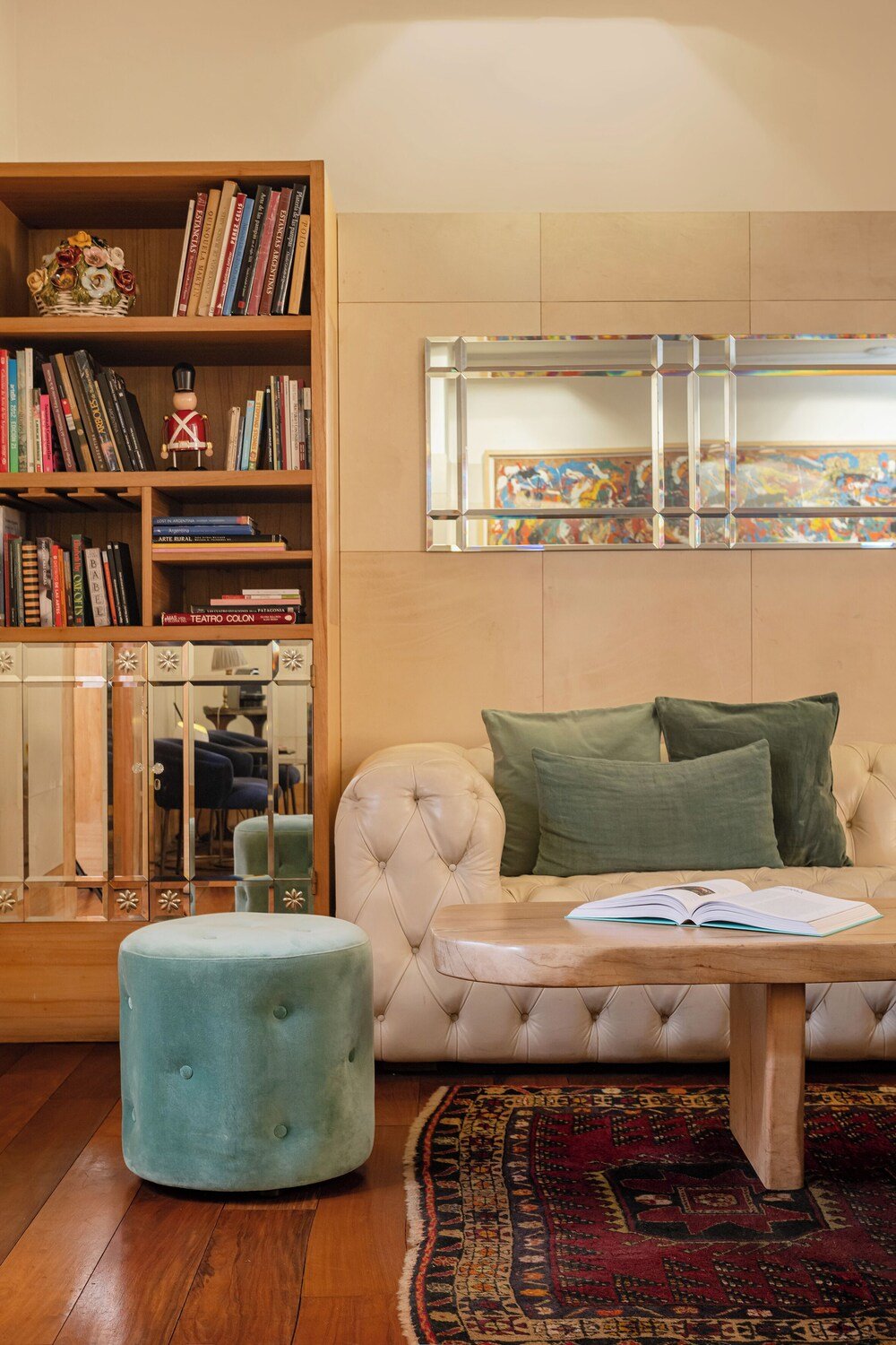 Gemütliches Wohnzimmer mit beigem Sofa im Hub Porteño
