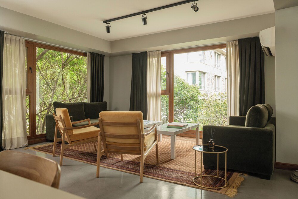 Zimmer mit Sofa und Sessel im Hub Porteño